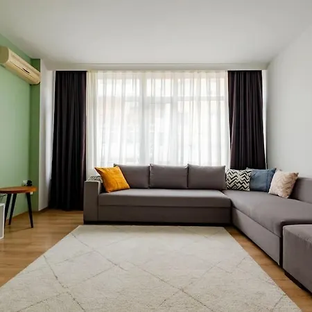 شقة Spacious 3-bedroom *